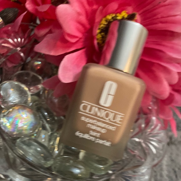 ❗️SOLD ❗️✨💋CLINIQUE SUPER BALANCED FOUNDATION💋✨CN 20 FAIR💋✨ - Picture 6 of 6